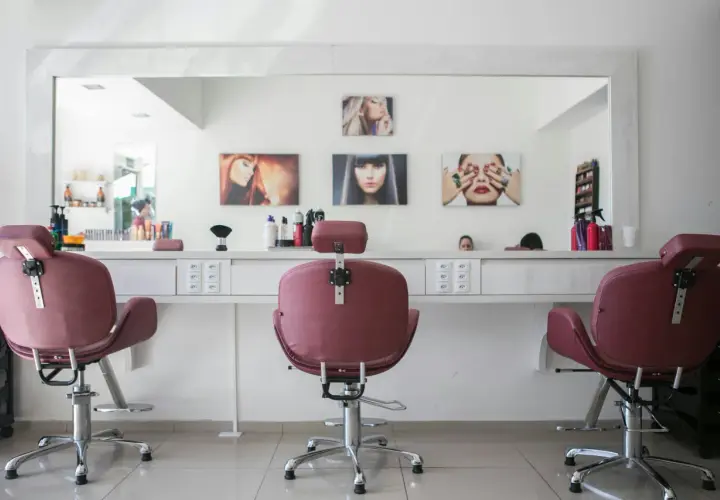 Personalizacja przestrzeni beauty: jakie trendy dekoracyjne zdobywają popularność w salonach kosmetycznych