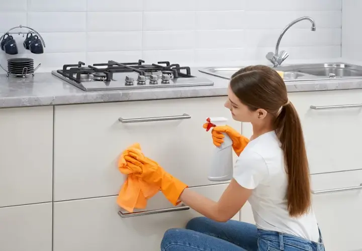 Jak skutecznie czyścić meble kuchenne bez uszkodzeń powierzchni