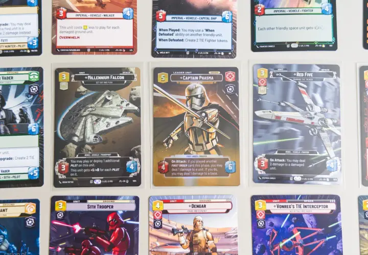 Karty z gry karcianej Star Wars: Millennium Falcon, Kapitan Phasma, Czerwony Piątak i Sith Trooper.