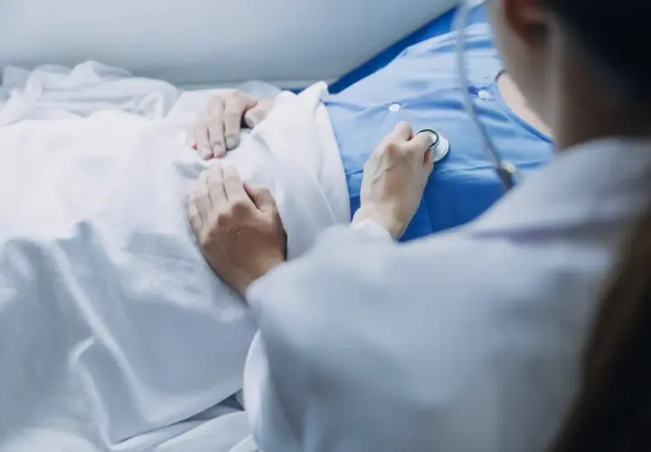 Lekarz osłuchuje pacjenta po ablacji. Ważne jest, czego nie wolno po ablacji, by zapewnić rekonwalescencję.