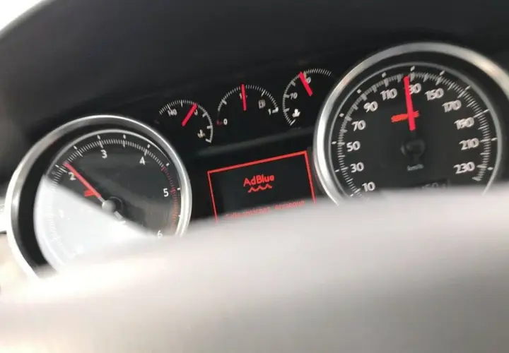 Panel de control de un Mercedes con mensaje de fallo AdBlue y "Fallo anticipado Arranque". Indica la necesidad de resetear AdBlue.