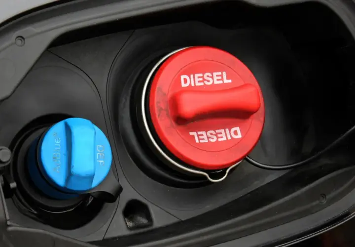 Zbiornik AdBlue i korek wlewu paliwa DIESEL. Czy do diesla można założyć gaz? Nie, to dwa różne rodzaje paliwa.