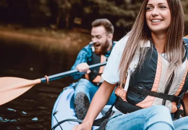 Szczęśliwa para na kajakach, idealny romantyczny weekend we dwoje na Mazowszu.