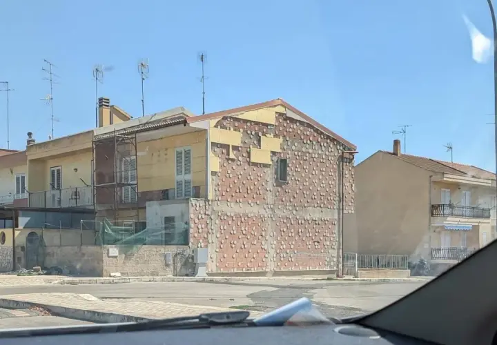 Edificio con facciata in mattoni a vista e parti intonacate, forse per un cappotto esterno. Si nota condensa interstiziale.