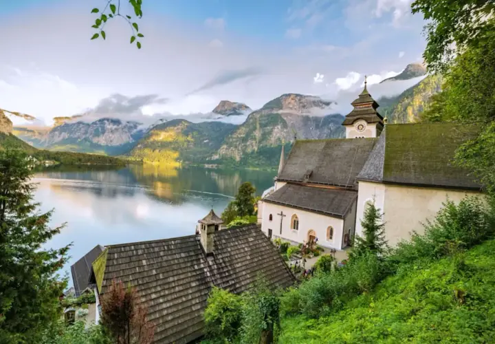 Malowniczy Hallstatt, jezioro i góry. To miejsce, co warto zobaczyć w Austrii, zachwyca o każdej porze roku.