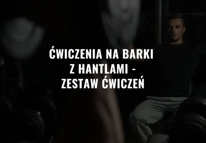 Mężczyzna wykonuje ćwiczenia na barki z hantlami. Intensywny trening dla silnych ramion.