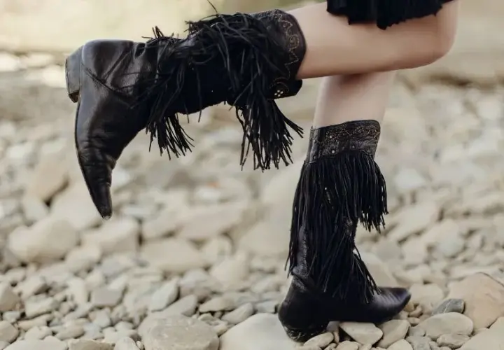 Stylizacje z butami z frędzlami, które odmienią Twój look na każdą okazję