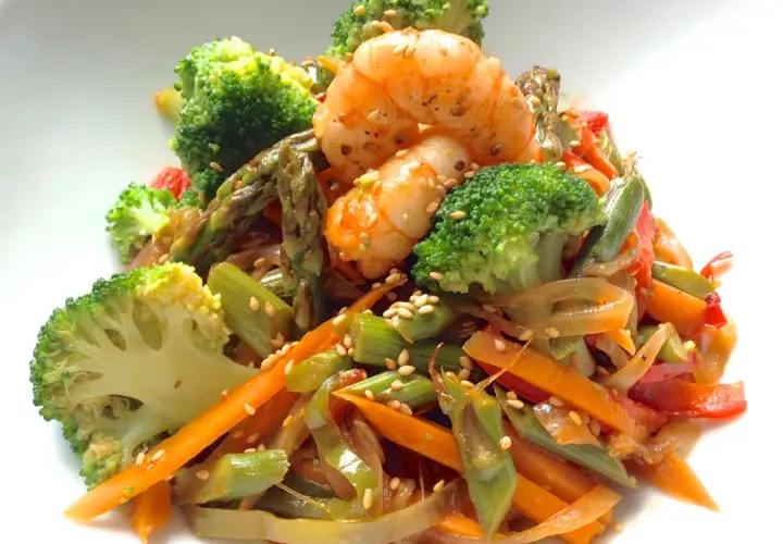 Receta fácil de wok de verduras con gambas para una cena deliciosa
