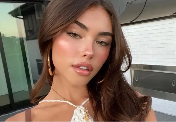 Una joven con maquillajes naturales, resaltando sus pecas y labios jugosos.