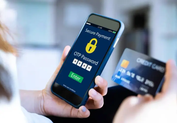 Mano sostiene un teléfono con pantalla de pago seguro y código OTP, junto a una tarjeta de crédito. El **sms certificado** confirma la transacción.