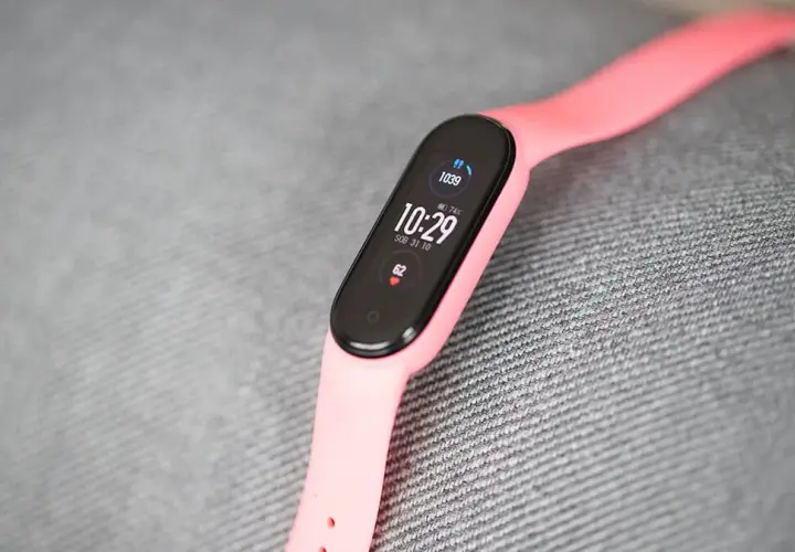 Czy Mi Band 6 ma aparat? Jak włączyć i korzystać z funkcji fotograficznych