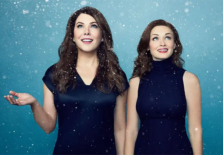 Kochane kłopoty rok z życia obsada: Lauren Graham i Alexis Bledel w zimowej scenerii, patrzą w górę z uśmiechem.