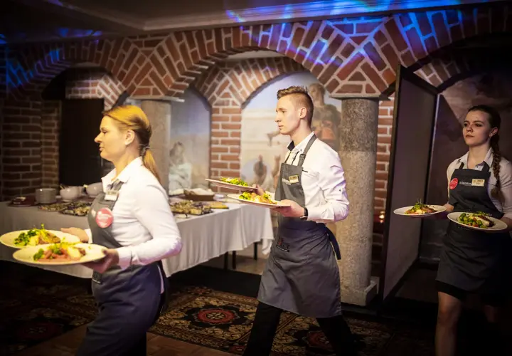Strój na kolację w hotelu? Uniknij faux pas! Porady eksperta