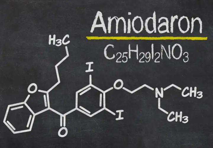 Chemische Struktur von Amiodaron mit Summenformel C25H29I2NO3. Mögliche amiodaron nebenwirkungen sind ein wichtiges Thema bei der Anwendung.