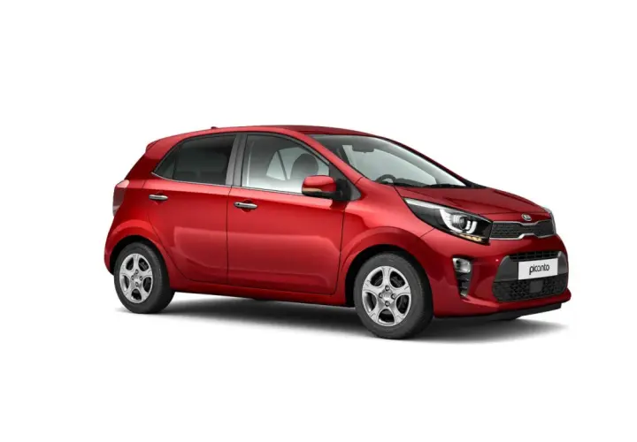 Czerwony Kia Picanto na białym tle. Wiele osób szuka kia picanto opinie przed zakupem.