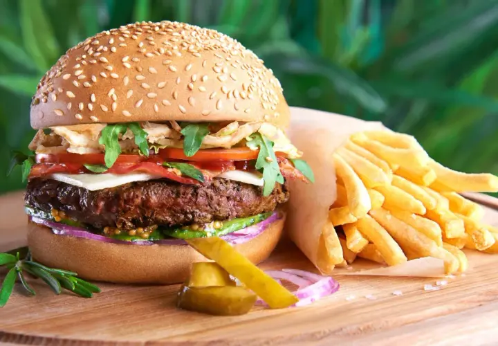 Kto wymyślił hamburgery? Odkryj tajemnice ich pochodzenia