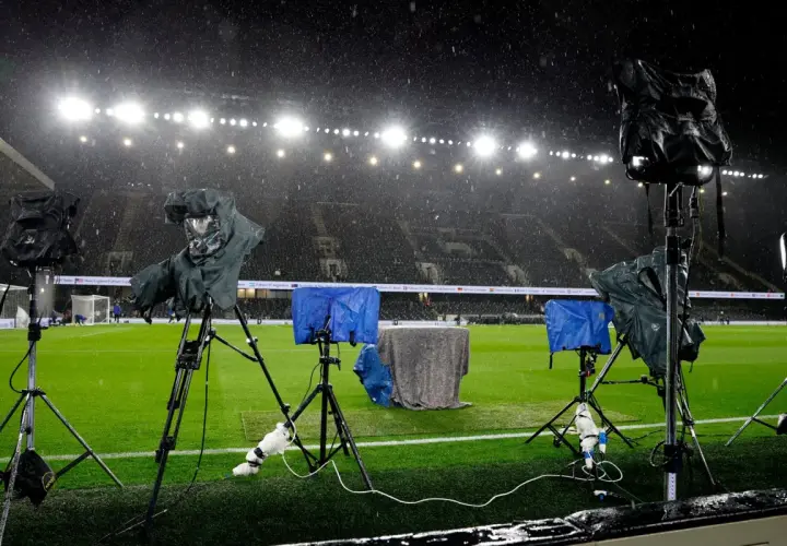 Deszcz na stadionie, kamery gotowe do transmisji Viaplay Polska.