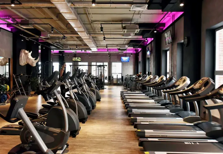Nowoczesna siłownia z rzędami bieżni i orbitreków. Sprawdź atrakcyjną **Medicover Sport cenę** i zacznij trening!
