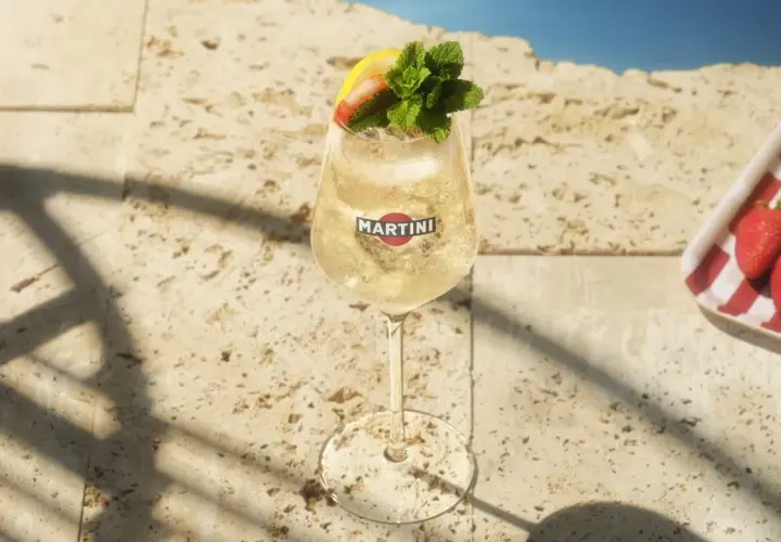 Erfrischender Martini Bianco mit Erdbeere, Zitrone und Minze. Perfekt für sommerliche Martini Bianco Rezepte am Pool.