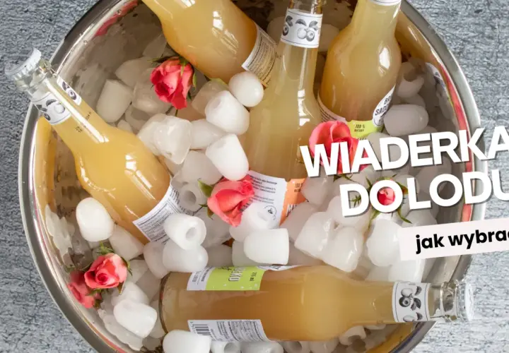 Butelki z napojem w wiaderku do lodu, ozdobione różami. Idealne na upalne dni.