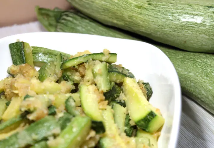 Zucchine sabbiose in padella, un contorno semplice e gustoso, con zucchine fresche appena cotte e dorate.