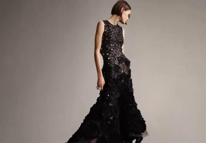 Modelka w czarnej, koronkowej sukni z falbanami, idealnej na black tie dress code damski.