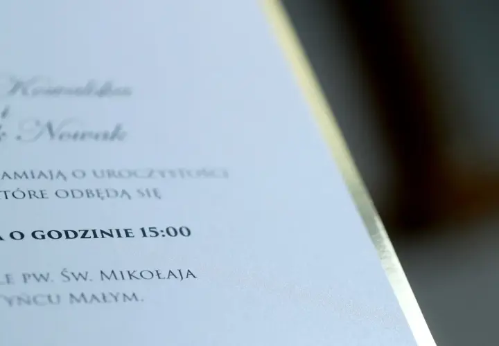 Zawiadomienie o ślubie do pracy: Kowalska i Nowak zapraszają na uroczystość o 15:00 w kościele pw. Św. Mikołaja w Tyncu Małym.