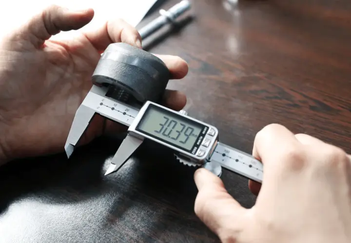 Precyzyjne pomiary: jak mierzyć suwmiarką cyfrową element o średnicy 30,39 mm.