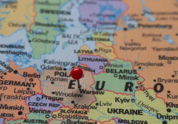 Czerwona pinezka na mapie Europy wskazuje Warszawę. Odległość z Polski do Szwecji w linii prostej jest niewielka, widać Bałtyk.