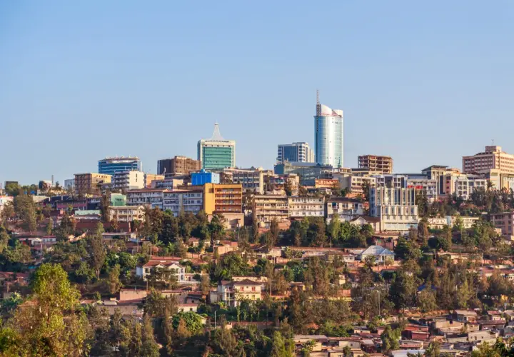 Widok na wzgórza Kigali, stolicę Ruandy, z nowoczesnymi budynkami i zielenią.