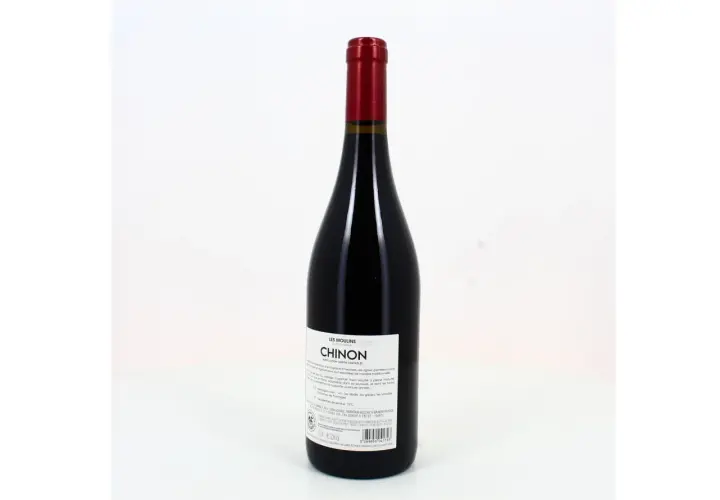 Bouteille de vin rouge Chinon, un cépage chinon rouge de la Loire, avec une étiquette blanche et une capsule rouge.