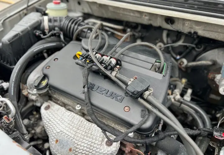 Silnik Suzuki SX4 1.6 benzyna z widocznymi wtryskiwaczami gazu.
