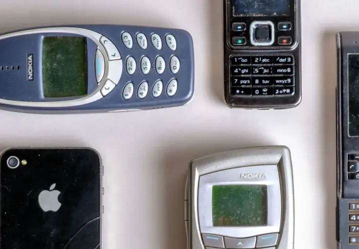 Ewolucja telefonów: od klasycznej Nokii, przez pierwszy telefon dotykowy, po smartfony.
