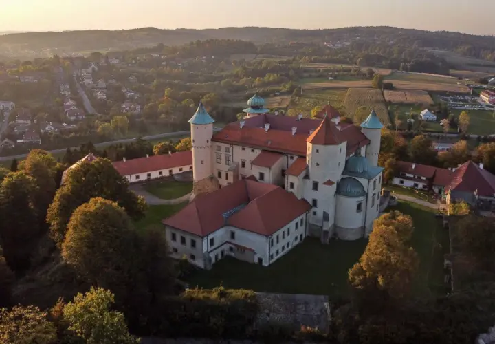 Zamek w Wiśniczu zachwyca podczas zwiedzania. Malowniczy krajobraz otacza zabytkowe mury i wieże.