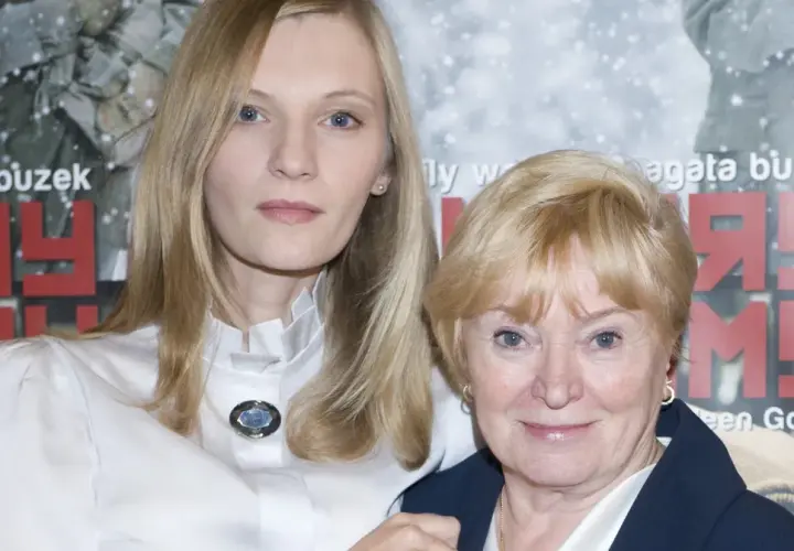Agata Buzek i jej mama, Jolanta, na premierze filmu.