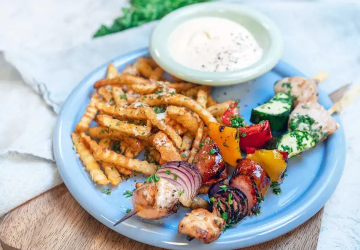 Läckra grillspett med kyckling, grönsaker och pommes frites. Ett perfekt grillspett recept för sommaren!