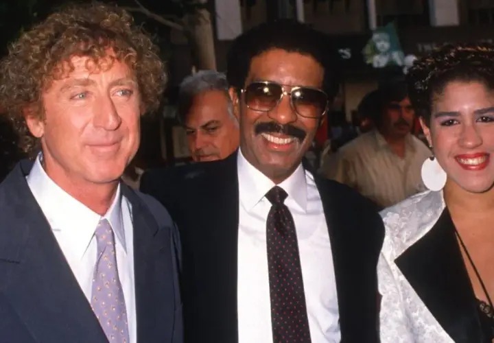 Gene Wilder, Richard Pryor och en kvinna ler mot kameran.