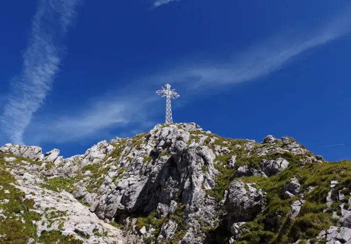 Krzyż na Giewoncie: 17,5 m symbolu. Poznaj jego tajemnice i zagrożenia