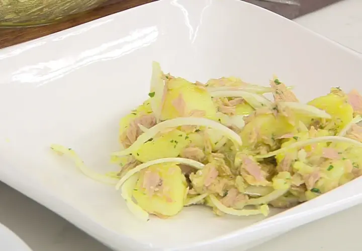 Papas aliñas con atún y cebolla, un plato fresco y delicioso.