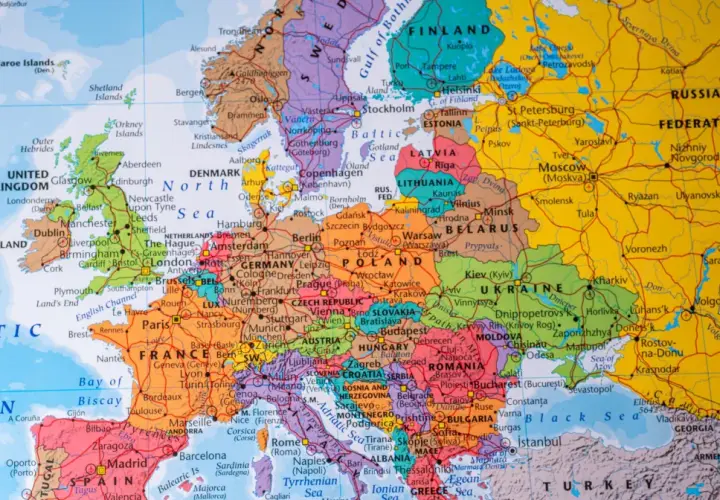 Mapa Europy z zaznaczoną Francją, która graniczy z Hiszpanią, Włochami, Szwajcarią, Niemcami, Luksemburgiem, Belgią i Wielką Brytanią.
