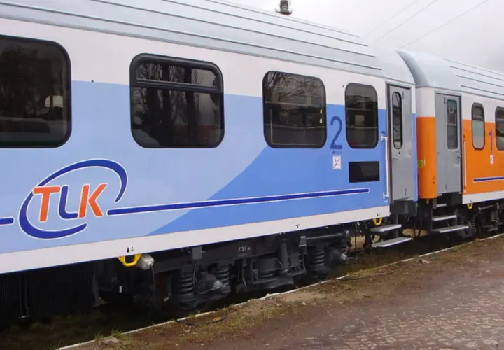Wagon TLK z niebieskim pasem i logo. Czy w pociągach TLK są gniazdka? Warto sprawdzić, bo podróż z naładowanym telefonem jest przyjemniejsza.