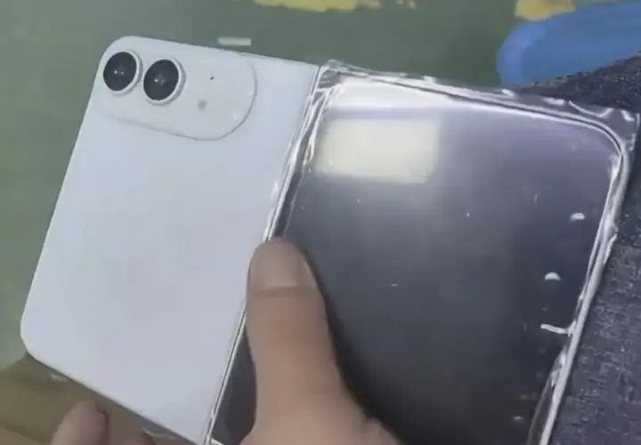 Biały telefon z dwoma aparatami, przypominający iPhone flip, jest rozkładany.