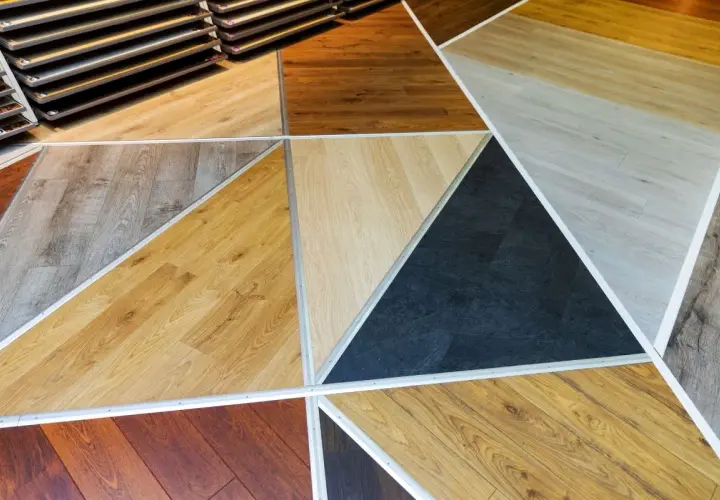 Campione di pavimenti in laminato e vinile, utile per valutare il costo rifacimento massetto e pavimento.