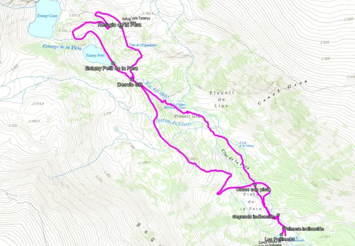Mapa de senderismo que muestra la ruta de los estanys de la Pera, con puntos de interés como refugios y fuentes.