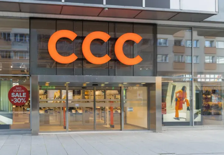Elegancka fasada sklepu CCC z pomarańczowym logo i witryną z promocją -50%.