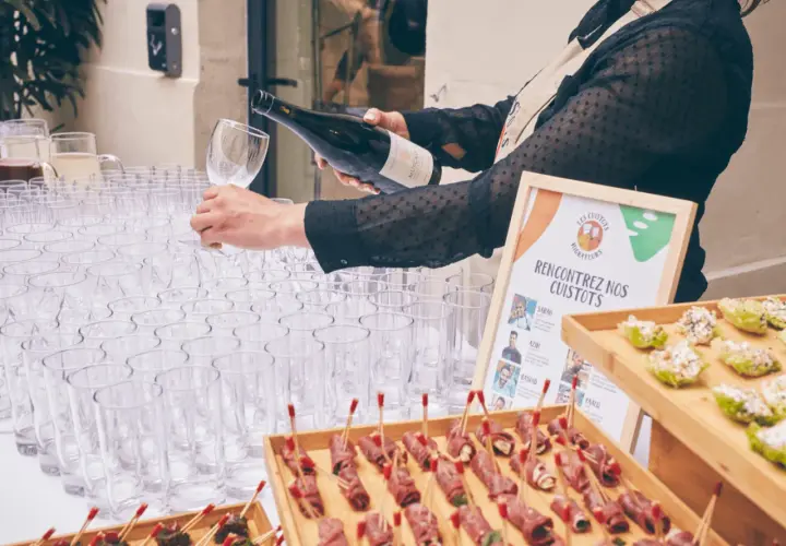 Service de vin pour un apéro dinatoire. Des verrines et des rouleaux de viande sont prêts à être dégustés.