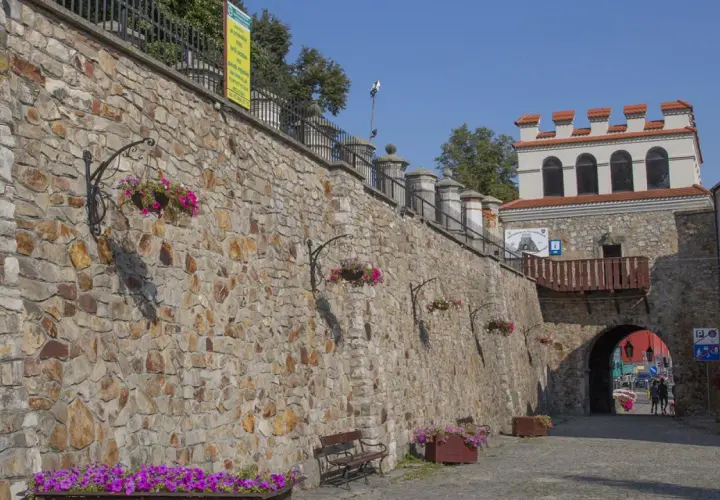 Kamienny mur i zabytkowa brama w Opatowie zapraszają do odkrywania urokliwych atrakcji.