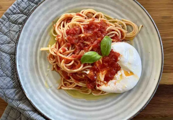 Spaghetti z burratą: kremowy raj w 20 min? Sprawdź przepis!