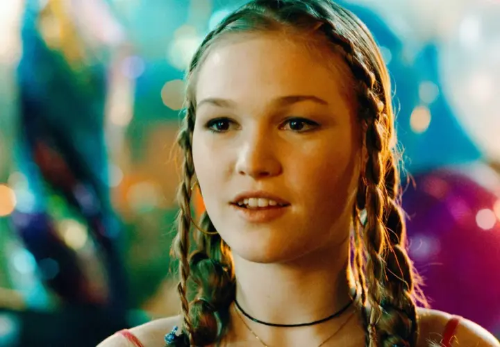 Julia Stiles w filmach, z warkoczami i w świetle reflektorów, wygląda jakby właśnie weszła na plan.