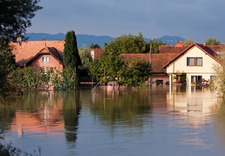 Des maisons submergées par les eaux, reflétant la faible valeur d'une maison en zone inondable.